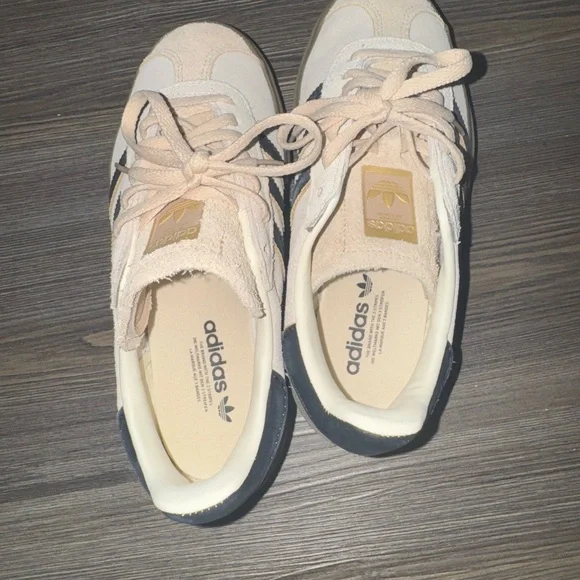 Adidas Gazelle Shoes
Size: 5 / Quantity: 1
Color: Cream White / Core Black / - Picture 3 of 5